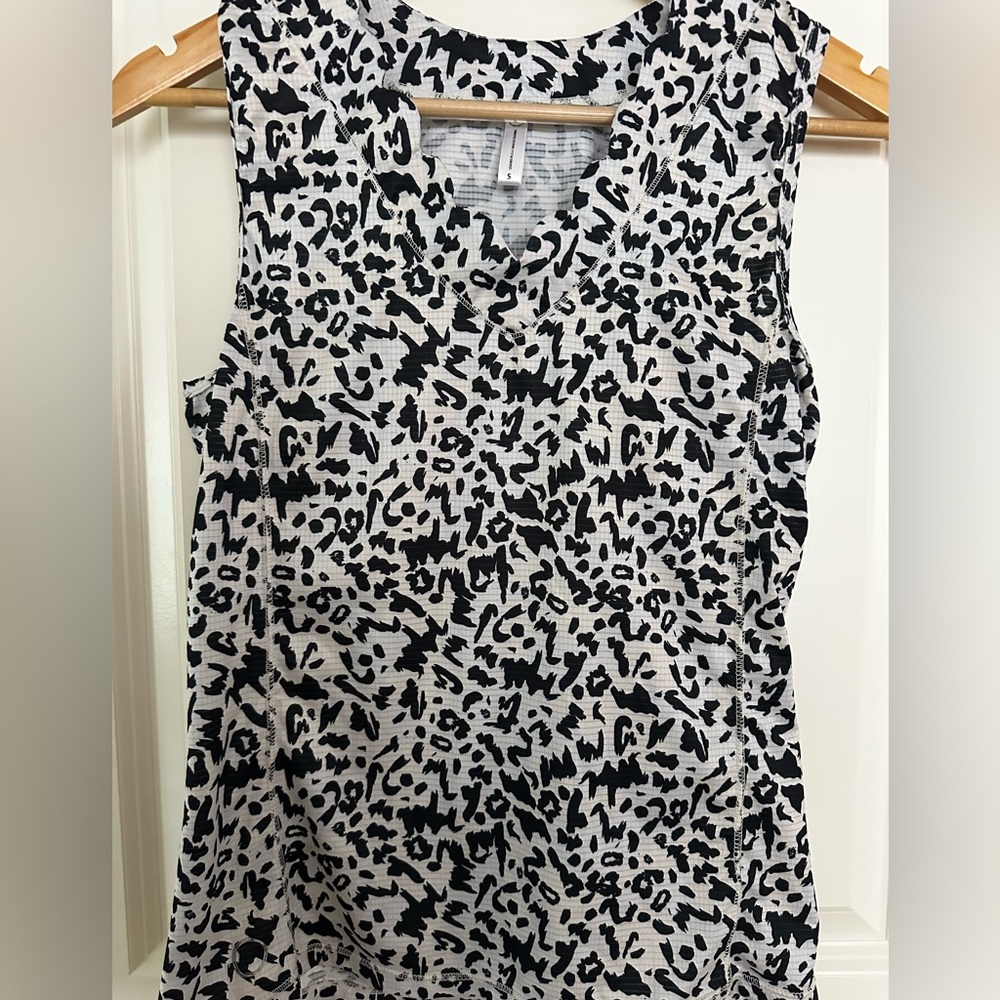 The Bubble Emily Performance Tennis/Golf top, Painted Animal Size S